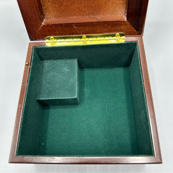 Vintage The Bombay Company Wooden Music Box 1996 Canada flag Brown - Picture 10 of 13